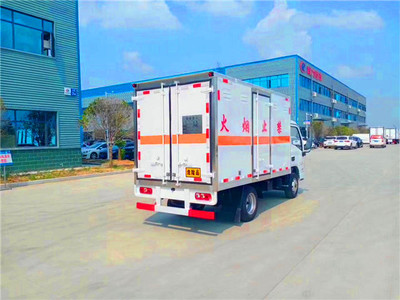 危化品運輸車選購指南 從丁烷運輸車到新款車型全解析