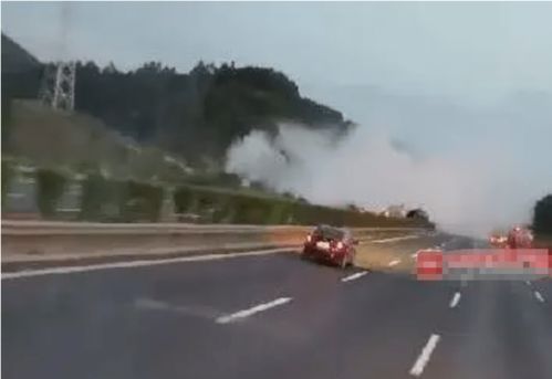 廣西高速突發(fā)?；沸孤┦鹿?油罐車側(cè)翻腐蝕品外泄，應(yīng)急處置全面展開