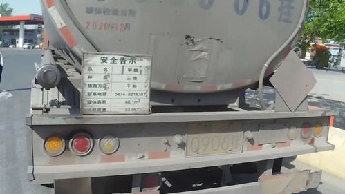 ?；奋囁緳C(jī)邊開車邊玩手機(jī) 車廂背后的震撼安全問題