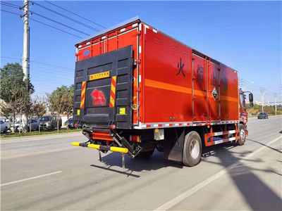 東風(fēng)柳汽6.6米腐蝕性物品廂式運(yùn)輸車 尾部搭載凱卓立液壓尾板的卓越之選